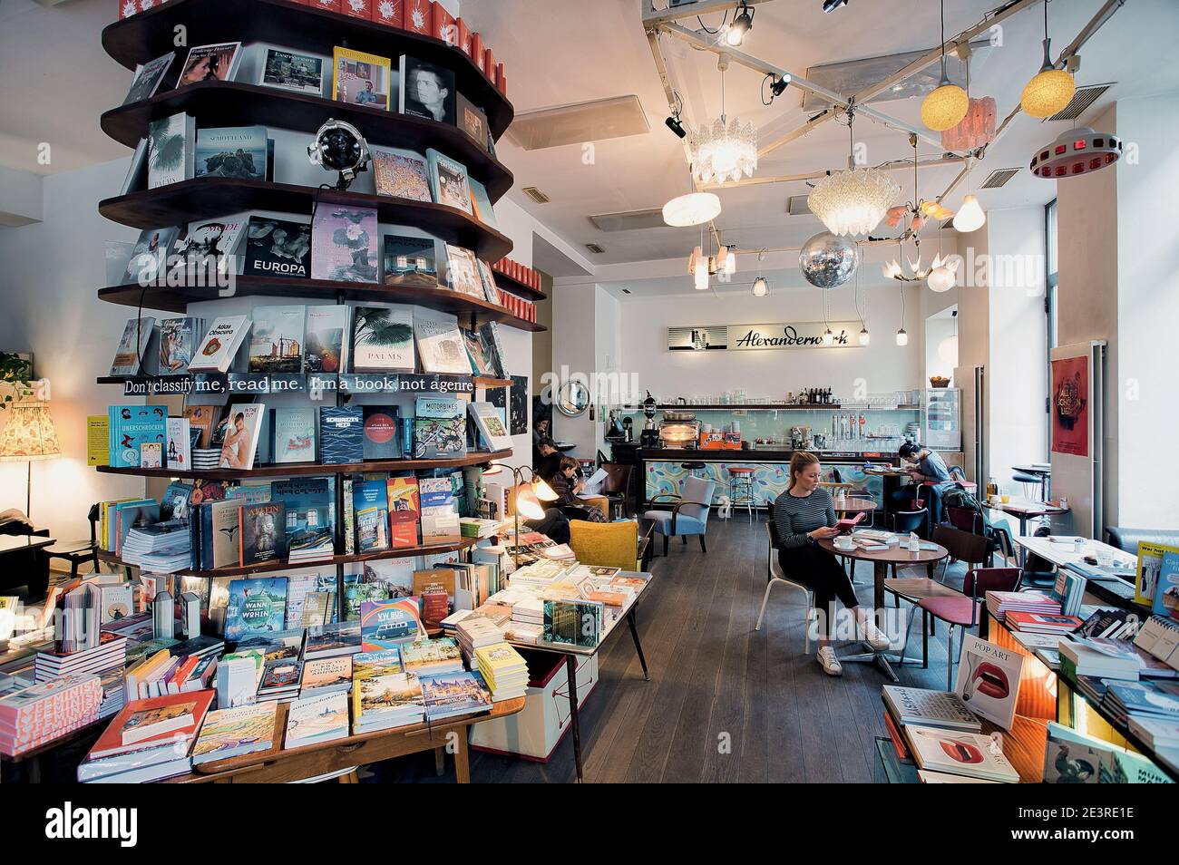 ÖSTERREICH / Wien /Buchhandlungen / Frau beim Lesen eines Buches in der phil Buchhandlung und im Café in Wien. Stockfoto