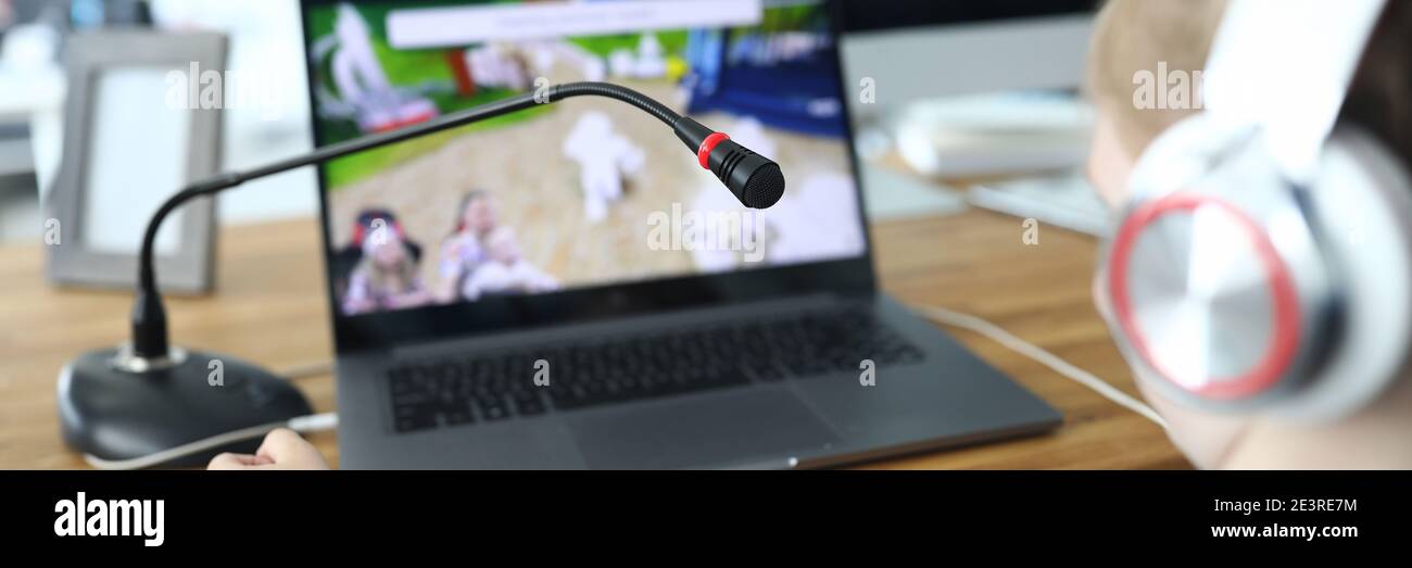 Mädchen, das am Tisch sitzt und ein Video ansieht Stockfoto