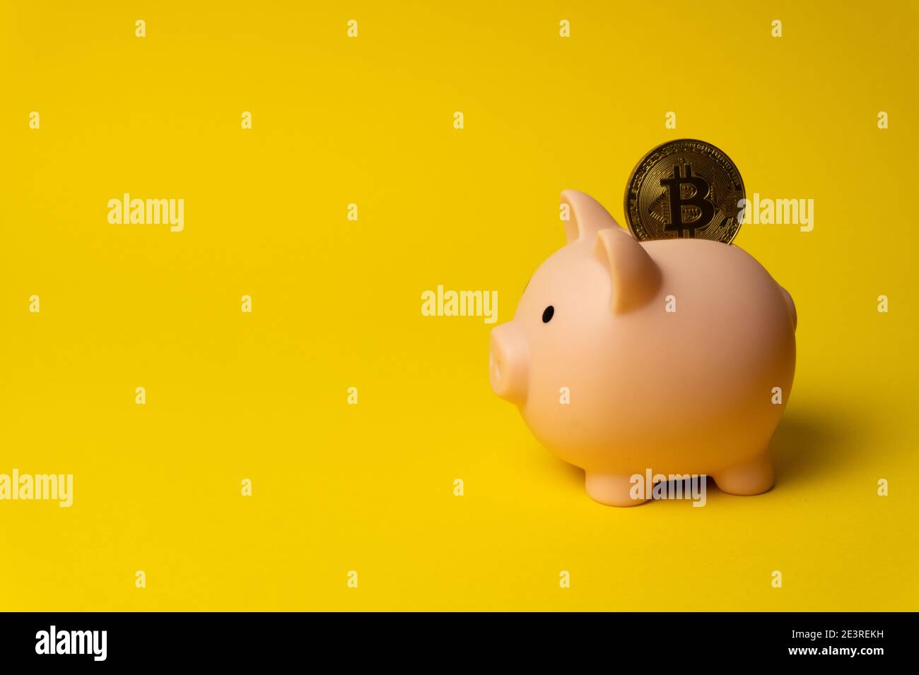 Rosa Sparschwein mit Münze von Bitcoin Stockfoto