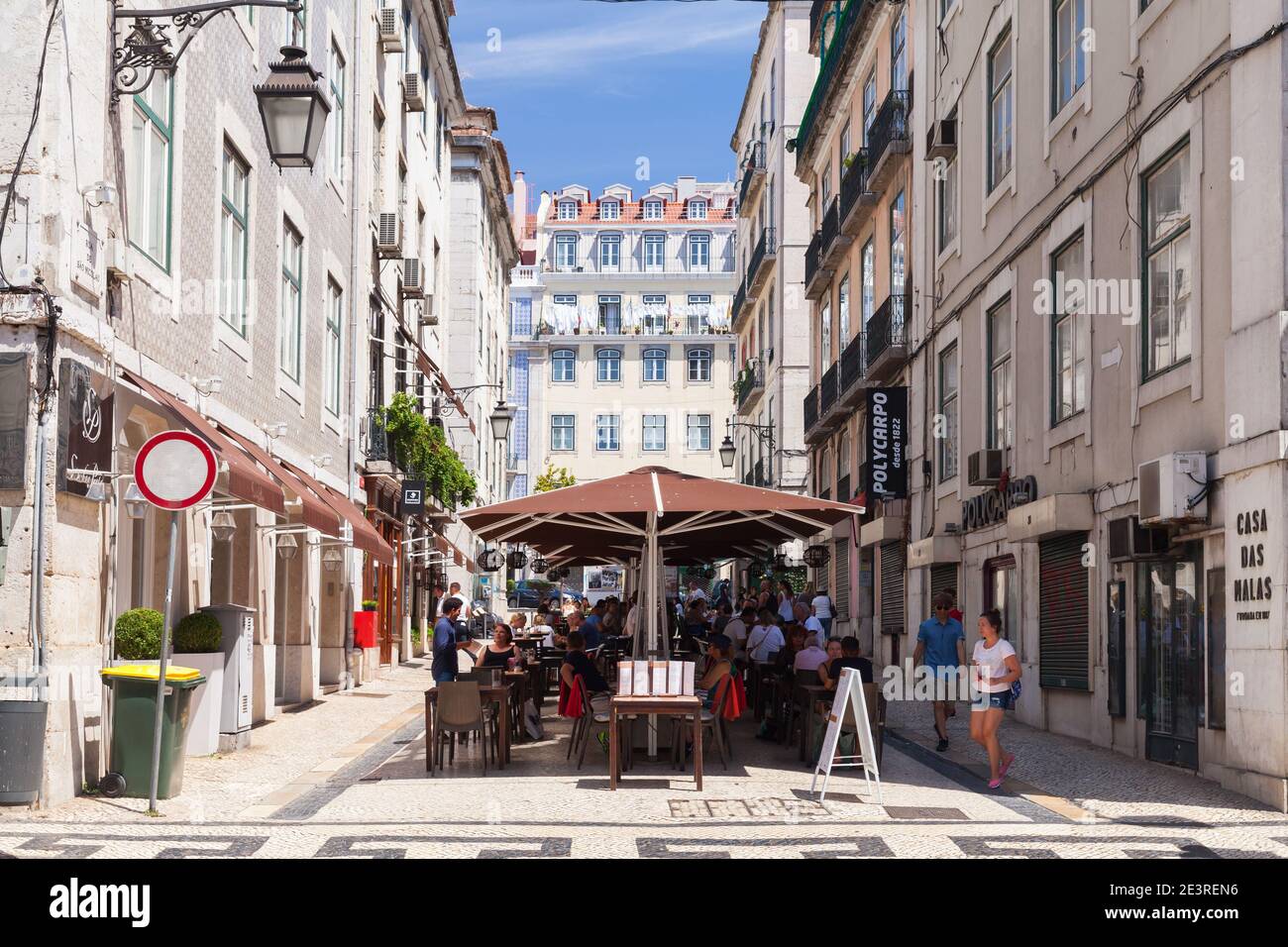 Lissabon, Portugal - 12. August 2017: Blick auf die Straße von Lissabon an sonnigen Tagen stehen die Menschen auf einer Terrasse im Straßenrestaurant im Schatten Stockfoto
