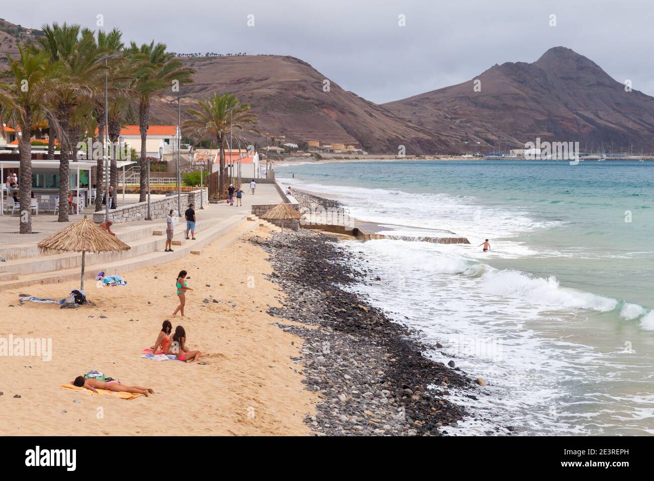 Vila Baleira, Portugal - 19. August 2017: Die Menschen entspannen sich am Sandstrand der Insel Porto Santo Stockfoto