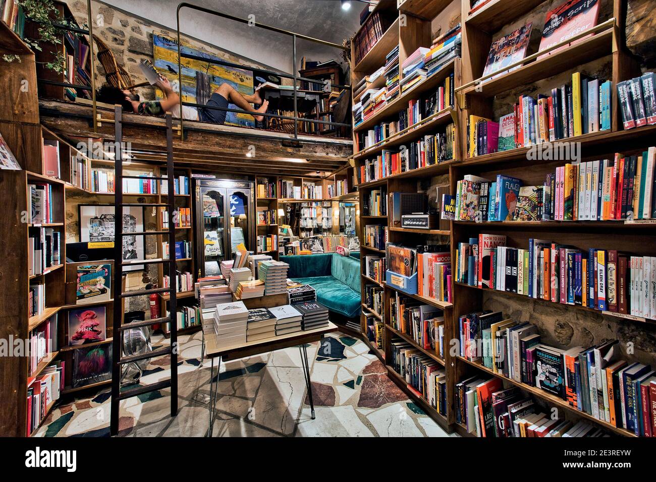 FRANKREICH / Iie-de-France / Paris /junger Mann beim Lesen von Büchern bei Shakespeare and Company in Paris . Stockfoto