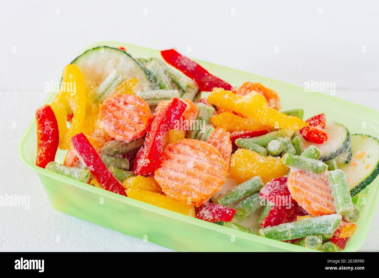 Mischung von gefrorenem Gemüse in Kunststoff-Lagerbehältern. Vorräte an Essen für den Winter Stockfoto