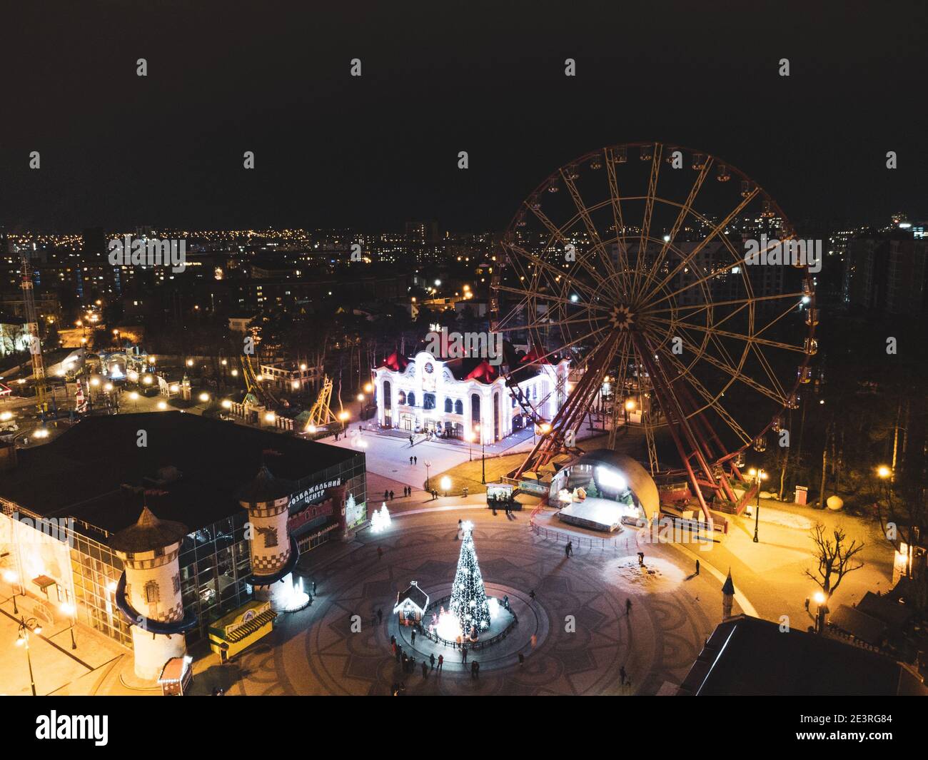 Riesenrad im Park Maxim Gorki, der in den Winterferien nicht arbeitet, Beleuchtung Lichter im Charkiw Stadtkern Park. Luftaufnahme in der Nacht auf der Stadt Stockfoto