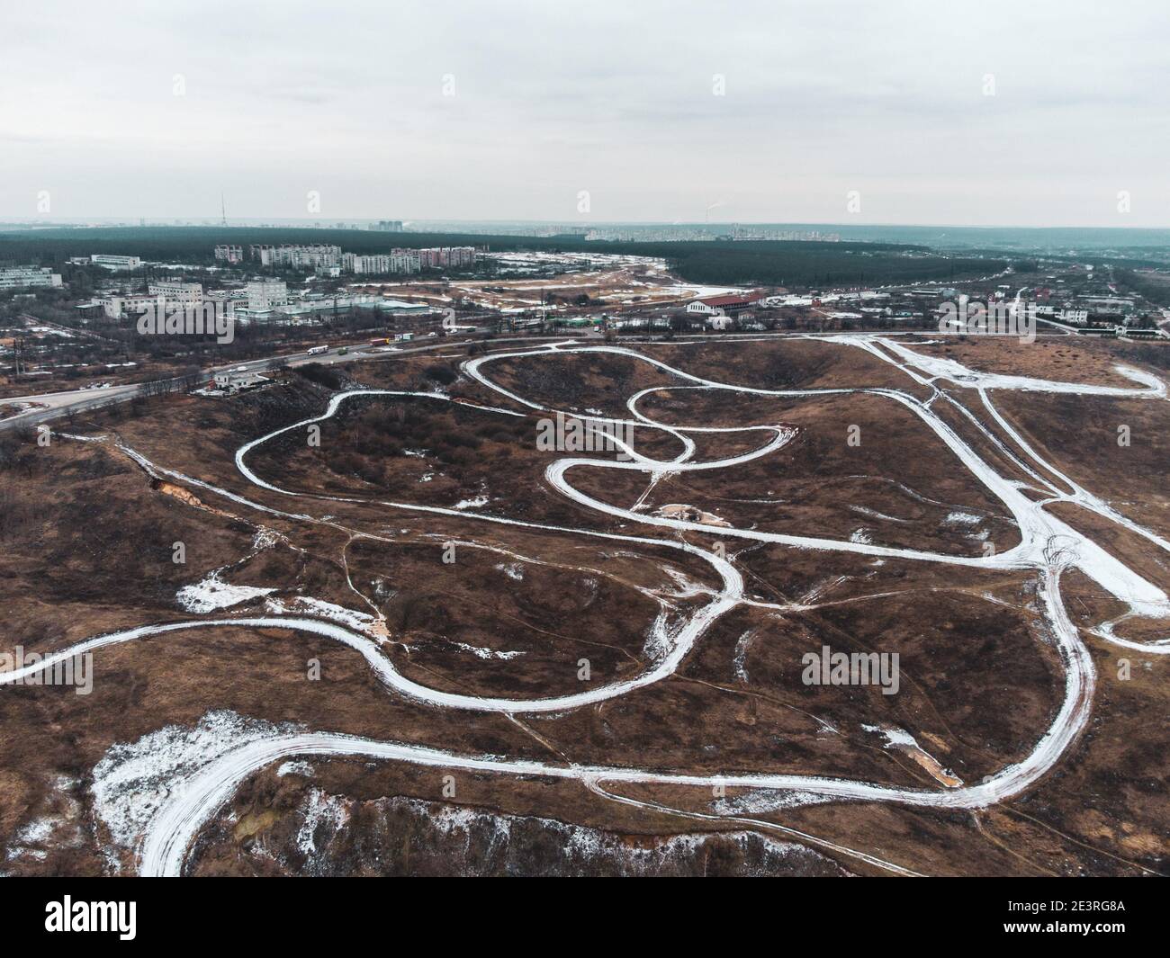 Dirt Trail Rennbahn Straße Luftbild im Winter mit in Schnee Linien bedeckt. Outdoor Sport Racing Terrain Muster Stockfoto