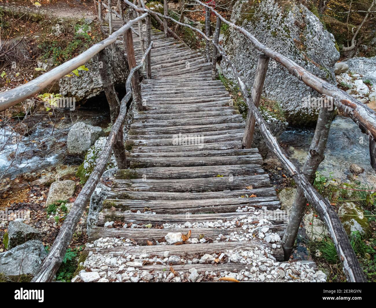 Holzbrücke über einen Bergfluss. Nationalpark Maiella, Abruzzen, Italien Stockfoto