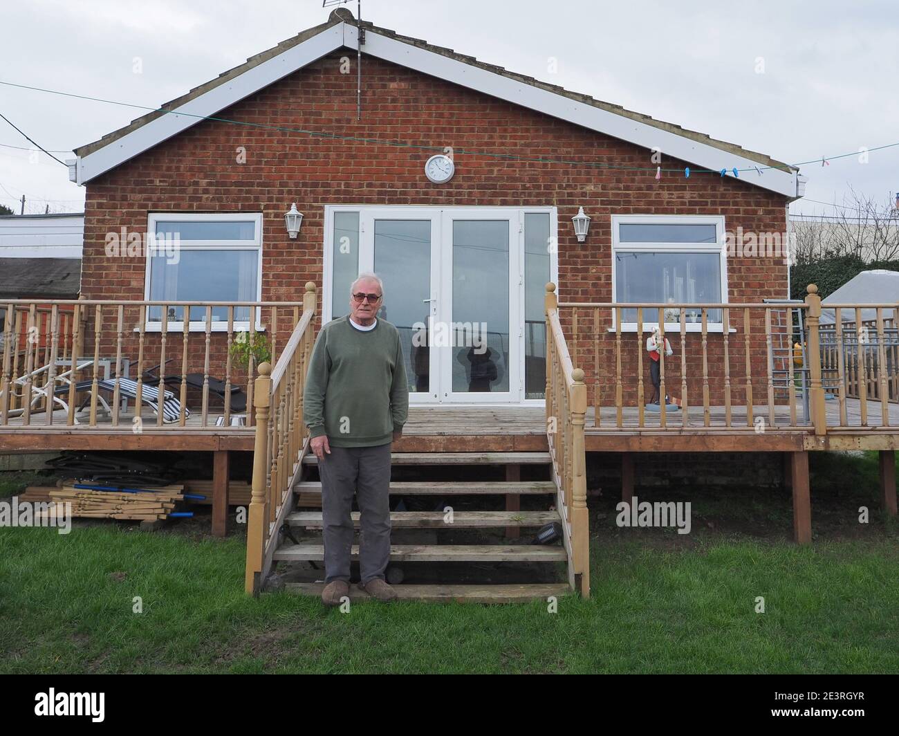 Eastchurch, Kent, Großbritannien. Januar 2021. Nach weiteren Klippenfällen in Eastchurch, Kent nach heftigem Regen, wird den Bewohnern von Eastchurch Gap die Zeit knapp. Ed Cane besitzt das Grundstück am nächsten an der Kante und hat nun einen Teil seines Garten Fechten in den jüngsten Fällen verloren, und ist frustriert von den Behörden Mangel an Unterstützung. Kredit: James Bell/Alamy Live Nachrichten Stockfoto