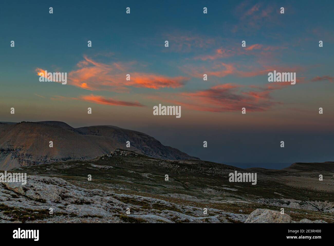 Wolken röteten sich durch den Sonnenuntergang in den Bergen. Nationalpark Maiella, Abruzzen, Italien Stockfoto