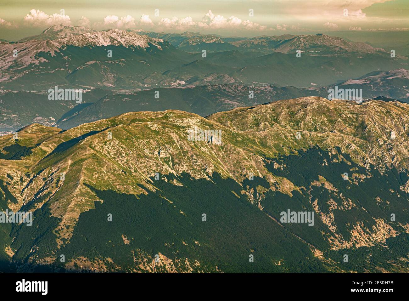 Vom Gipfel der Maiella öffnet sich die Landschaft auf den Berg Morrone und die Sirente. Abruzzen, Italien, Europa Stockfoto