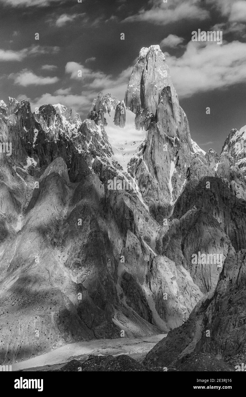 Pakistan. Der fabelhafte Uni Biaho Tower Berg in monochromer Form, von oberhalb des Baltoro Gletschers in den Karakorum Bergen Nordpakistans gesehen, Stockfoto