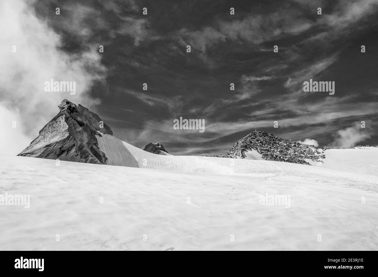 Italien; Südtirol. Dramatische Bergbilder im Monochrom vom Schwarzenstein auf der italienischen Seite des Südtirols in den Zillertaler Alpen Stockfoto