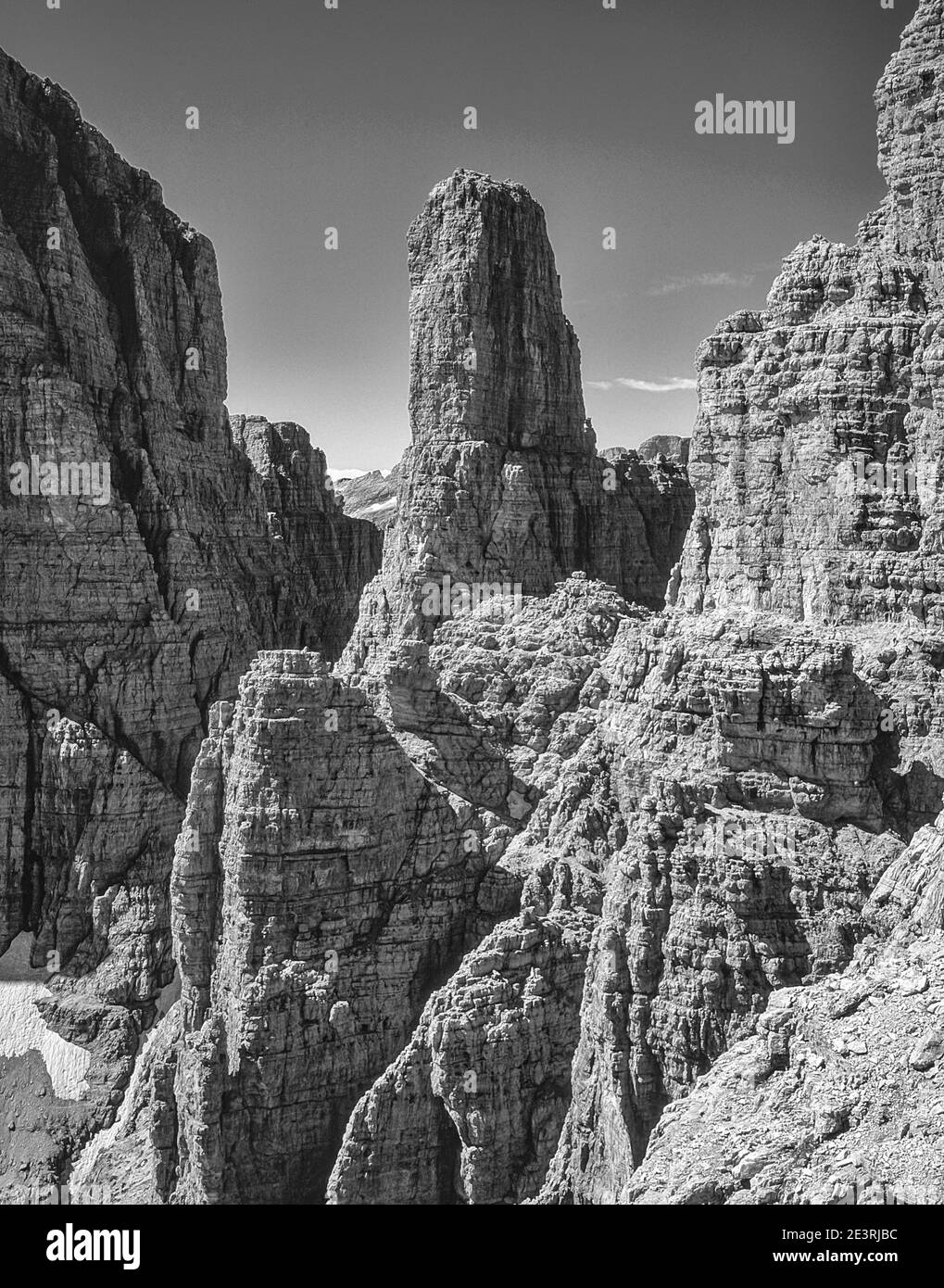 Dramatische monochrome Bergkulissen in den Bergen der italienischen Dolomiten, die Südtirol hier mit dem berühmten Glockenturm Campanille Basso in der Brenta-Gruppe der Dolomiten, Stockfoto