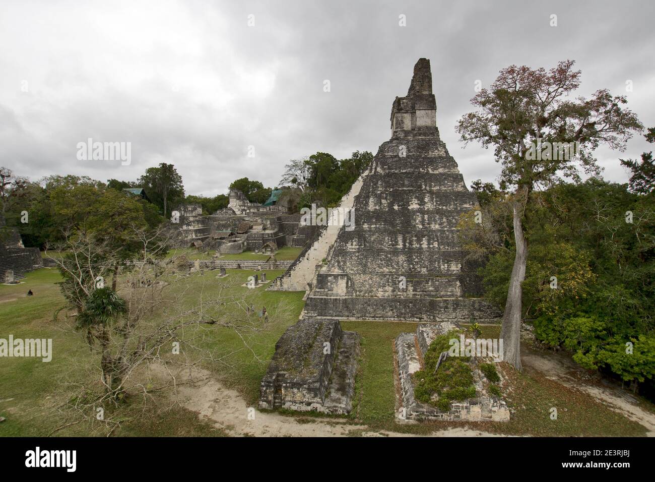 Tikal, Guatemala: Nationalpark, UNESCO-Weltkulturerbe. Grand Plaza mit der nördlichen Akropolis und Tempel/Pyramide I (großer Jaguar Tempel) Stockfoto