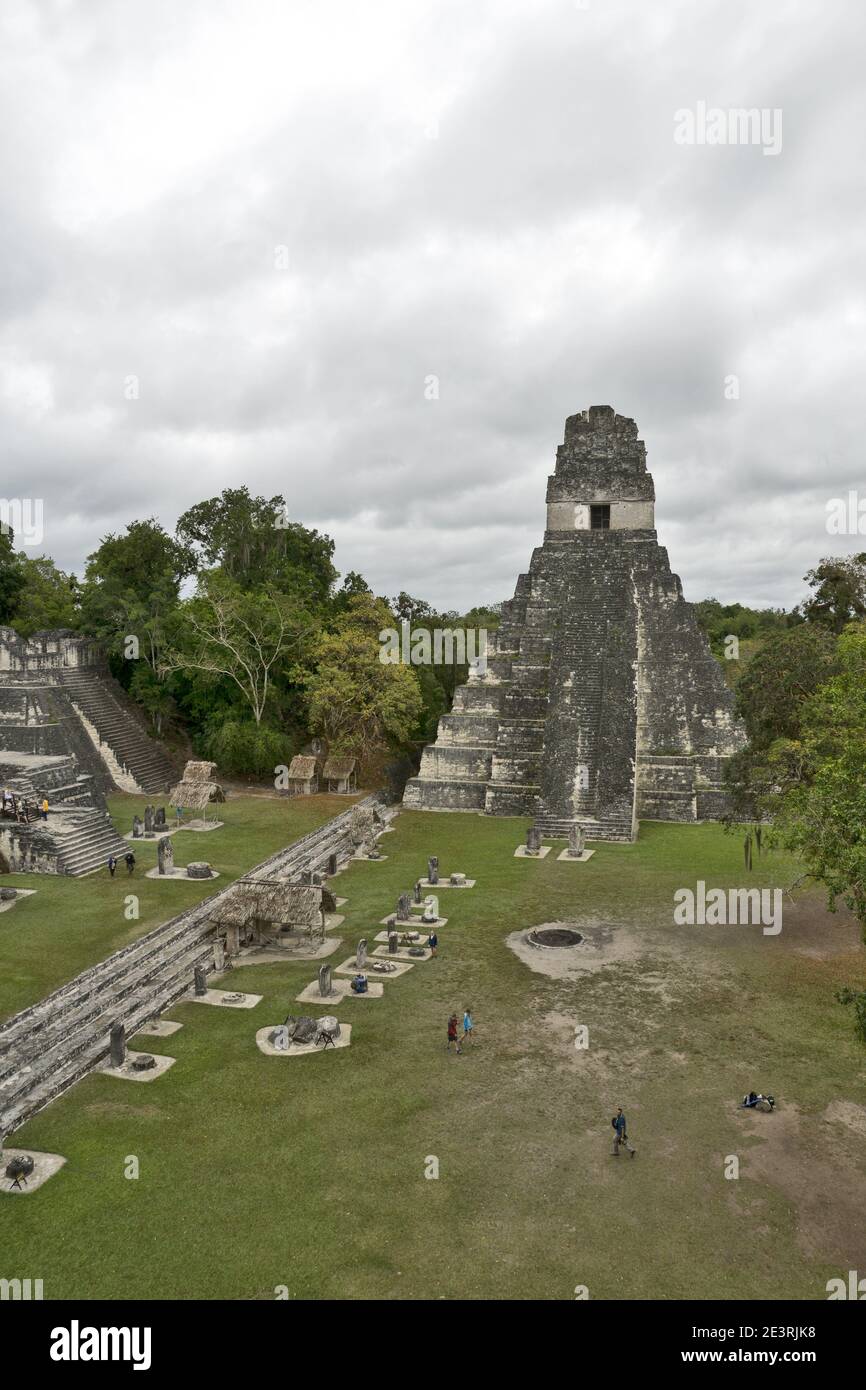 Tikal, Guatemala: Nationalpark, UNESCO-Weltkulturerbe. Grand Plaza mit der nördlichen Akropolis und Tempel/Pyramide I (großer Jaguar Tempel) Stockfoto