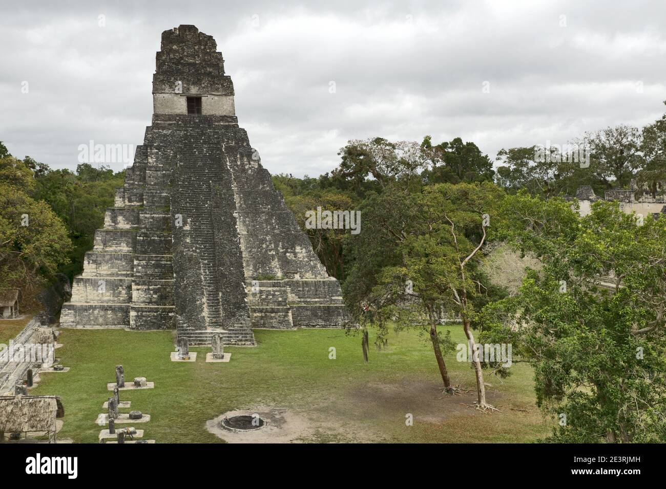 Tikal, Guatemala: Nationalpark, UNESCO-Weltkulturerbe. Grand Plaza mit der nördlichen Akropolis und Tempel/Pyramide I (großer Jaguar Tempel) Stockfoto