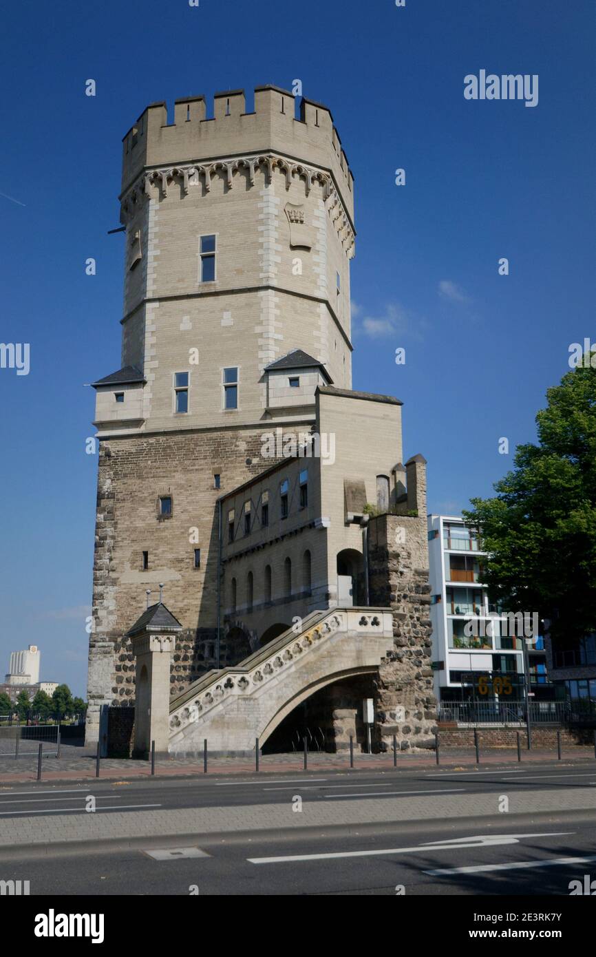 Mittelalterlicher Wehrturm Bayenturm, Teil der Überreste der historischen Stadtmauer von Köln Stockfoto