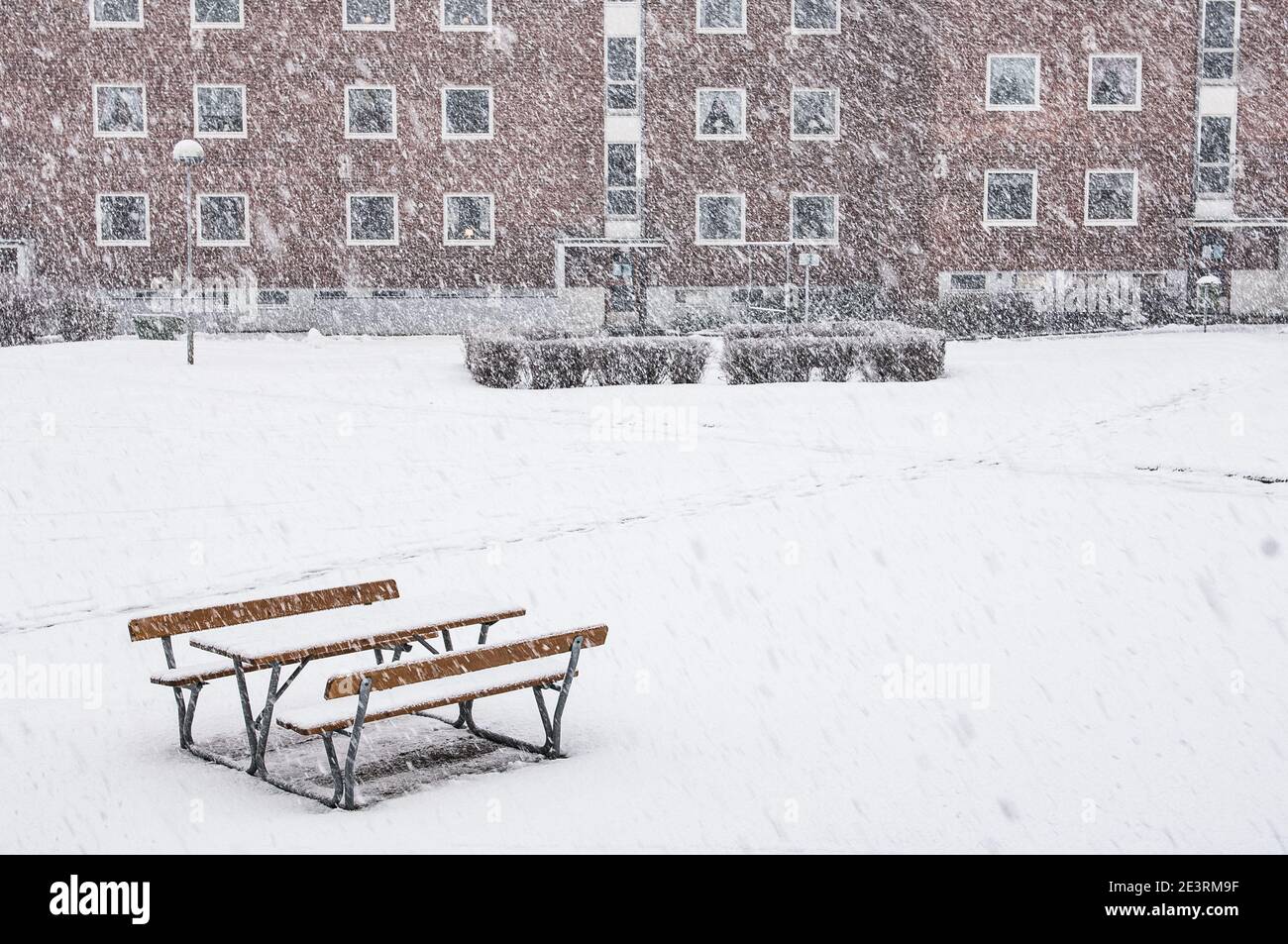 Heftiger Schneefall am Picknicktisch im Wohngebiet Stockfoto