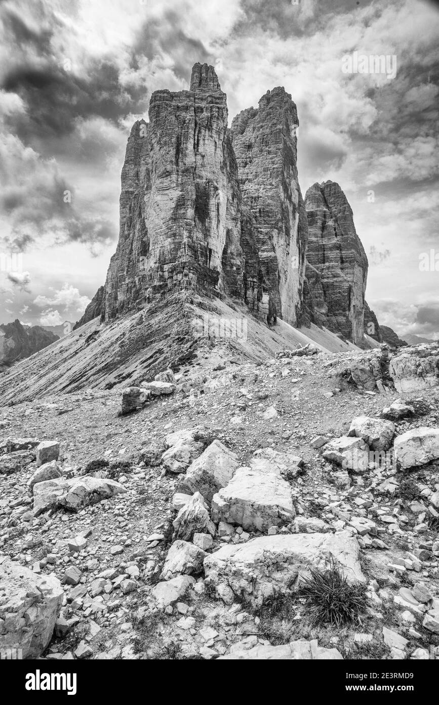 Italien. Dramatische Bergkulisse in monochromer Form in den Bergen der italienischen Dolomiten von Südtirol, die hier gesehene Südtirol mit den berühmten Gipfeln der drei Zinnen, die Zime di Lavaredo in der Sexten-Sextner Dolomitengruppe Stockfoto