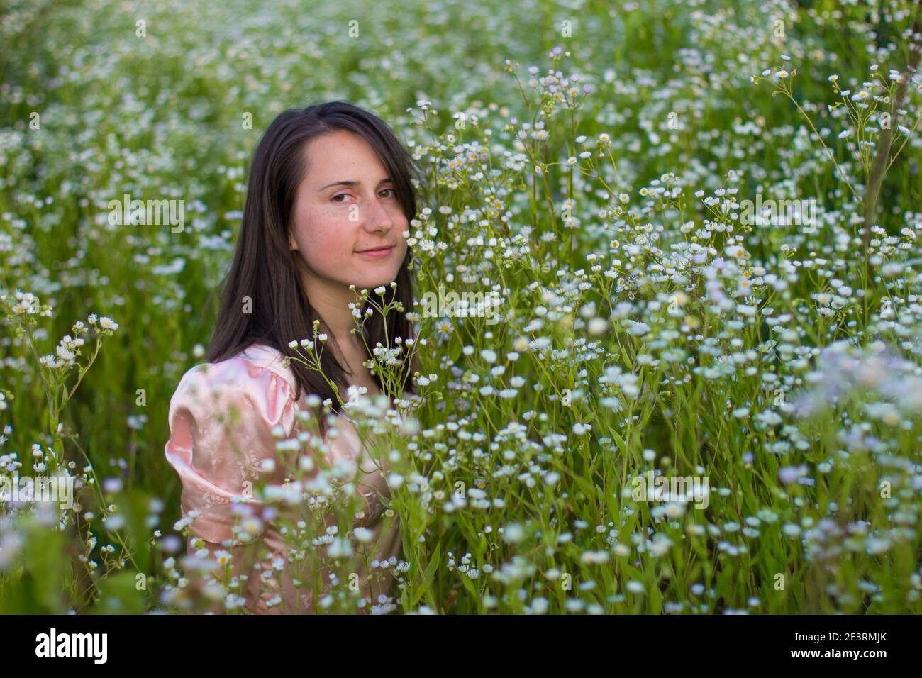 Porträt eines Mädchens in weißen Wildblumen Stockfoto