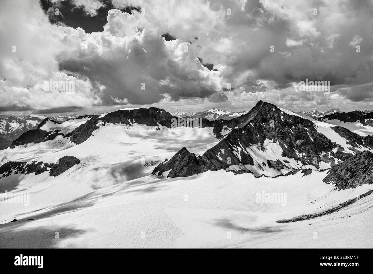 Österreich. Dramatische Bergbilder in monochromer Darstellung der Stubaier Alpen im österreichischen Tirol, die hier über den Uebeltaler Fernergletscher zur Sonklar Spitze, zur Müllerhütte und darüber hinaus zu den Ötztaler Alpen blicken Stockfoto