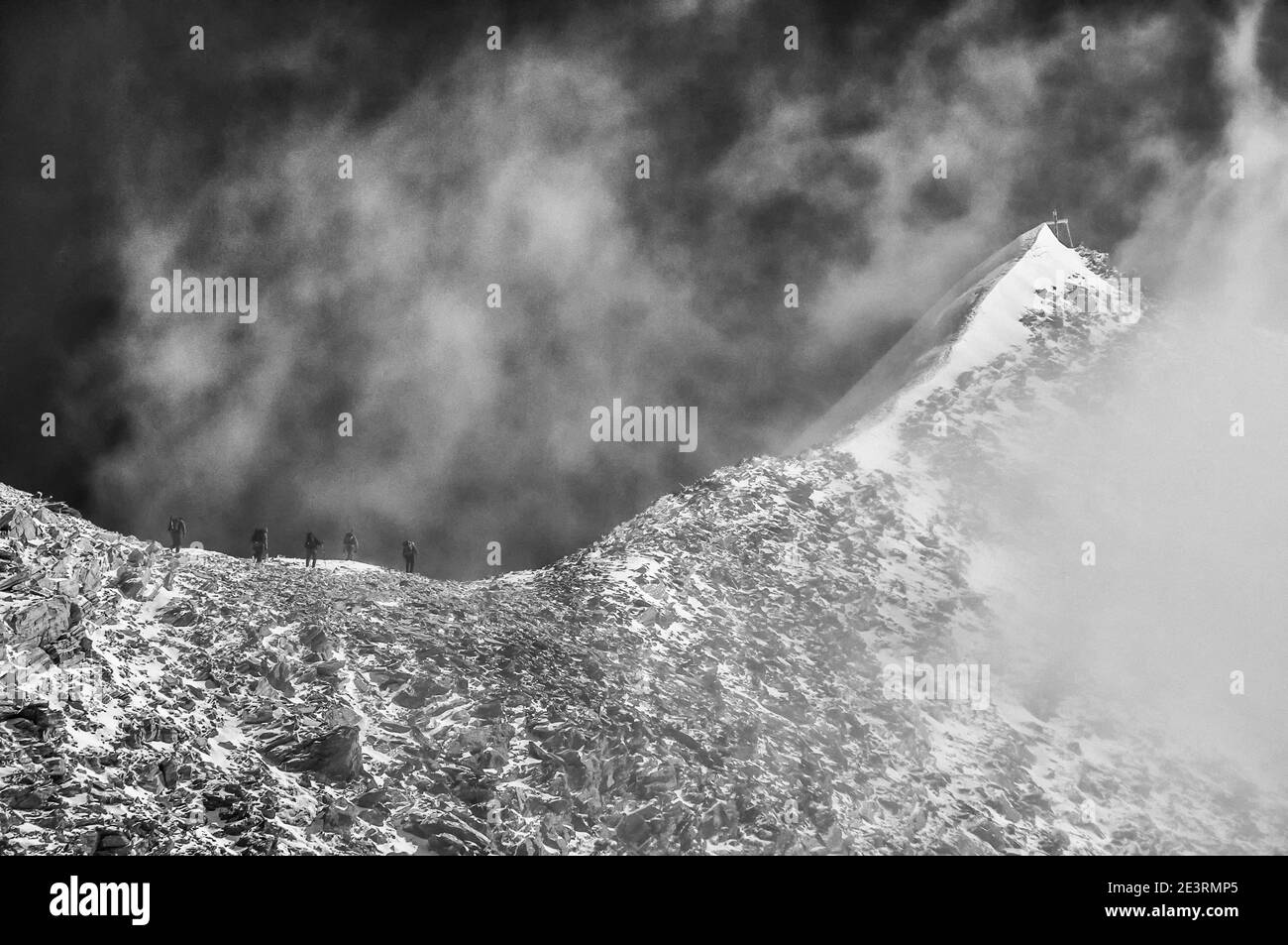 Dramatische Bergbilder im Monochrom vom Hochfeiler, dem höchsten Berg der Zillertaler Alpen, hier von der italienischen Seite des Zillertals im Südtirol gesehen Stockfoto