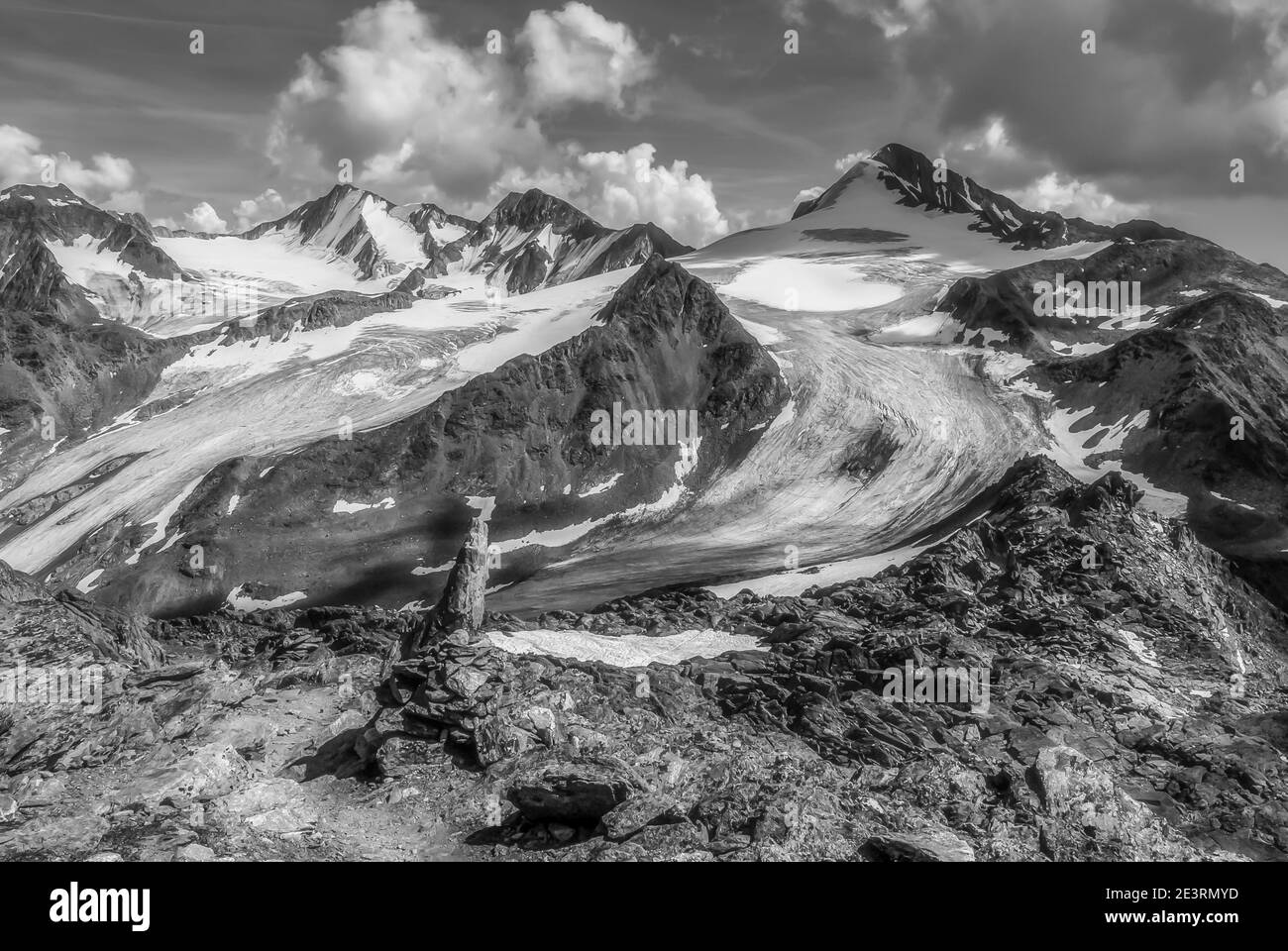 Österreich. Dramatische Bergbilder in Monochrom vom Similaun im österreichischen Tirol der Ötztaler Alpen, das an der österreichisch-italienischen Grenze zu Südtirol liegt und wo auch der 5000 Jahre alte Eismann Oezti gefunden wurde Stockfoto