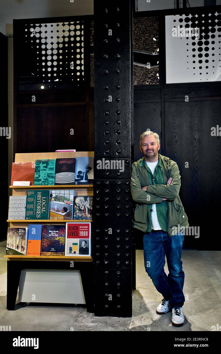 GREAT BRITAN / London / Buchhandlungen / Tate Modern Shop / Simon Armstrong - Buchkäufer für Tate Stockfoto