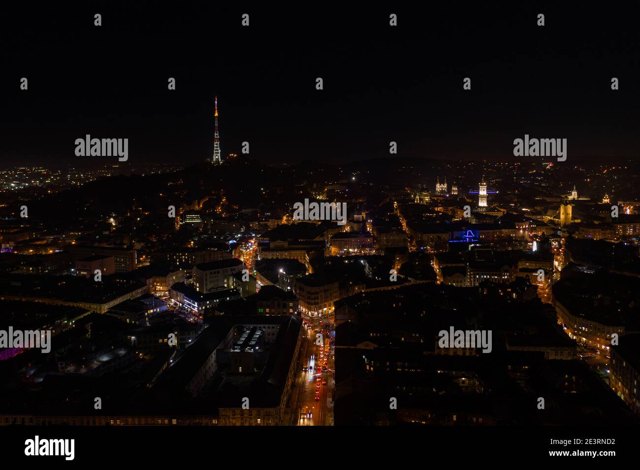 Lviv, Ukraine - August, 2020: Luftaufnahme auf Lviv, Ukraine in der Nacht von Drohne Stockfoto