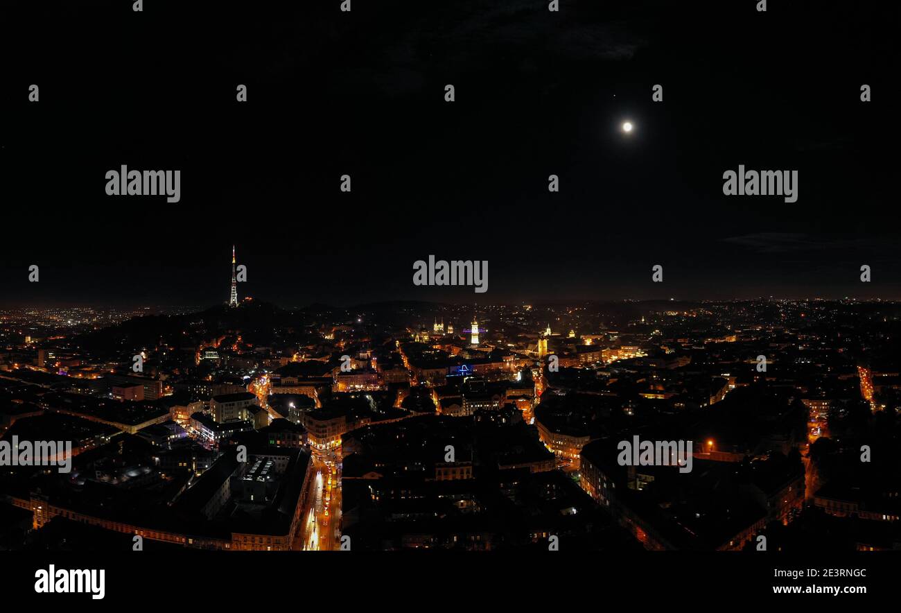 Lviv, Ukraine - August, 2020: Luftaufnahme auf Lviv, Ukraine in der Nacht von Drohne Stockfoto