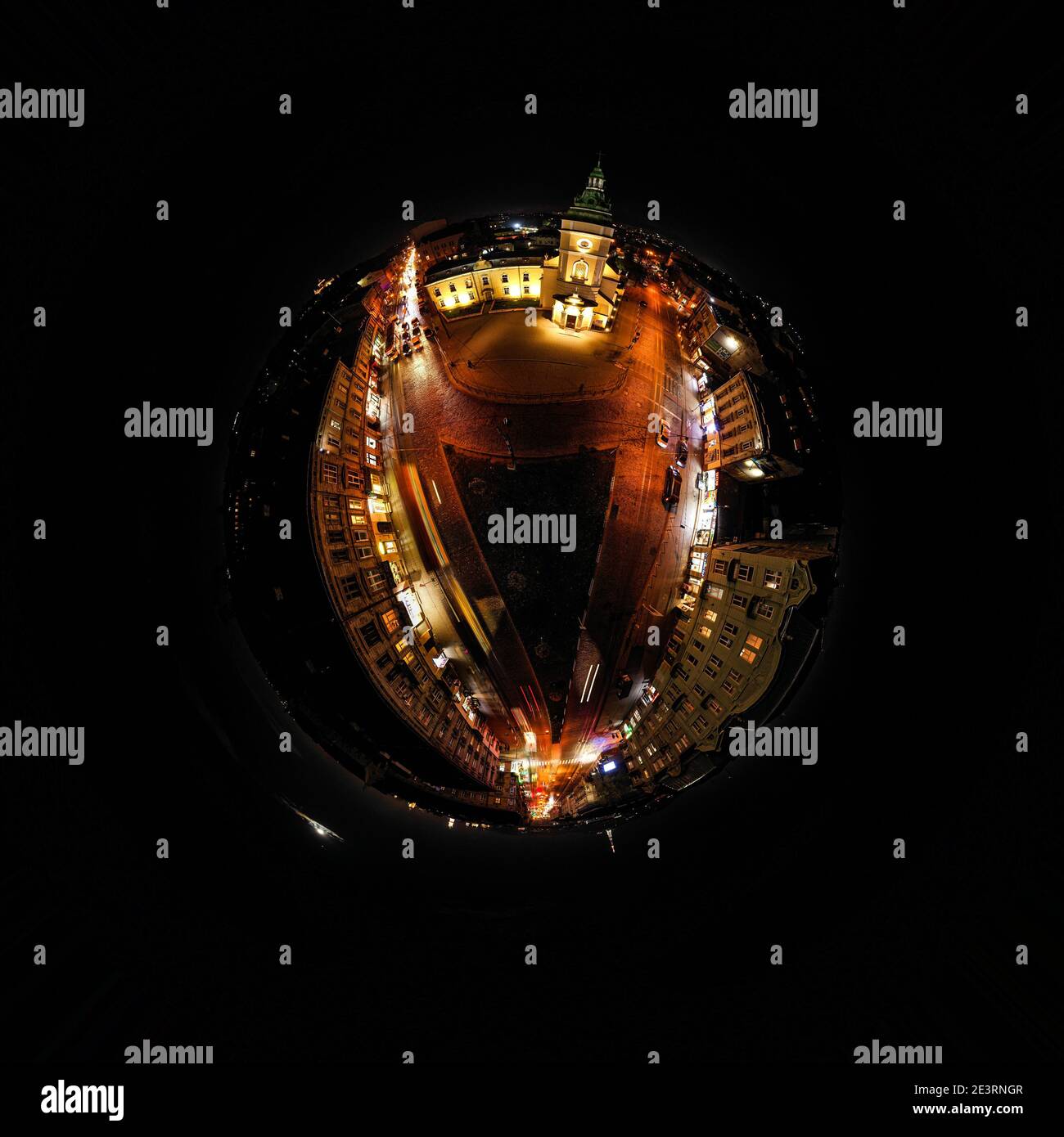 Lviv, Ukraine - August, 2020: 360 Luftaufnahme auf St. Anna Kirche in Lviv, Ukraine von Drohne in der Nacht. Miniaturplanet von Lviv Stockfoto