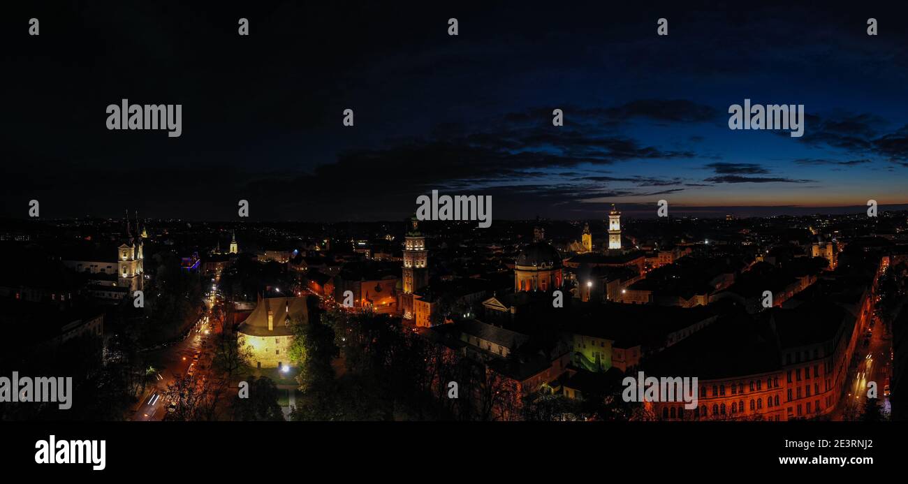Lviv, Ukraine - August, 2020: Luftaufnahme auf Lviv, Ukraine in der Nacht von Drohne Stockfoto