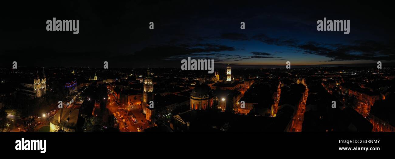 Lviv, Ukraine - August, 2020: Luftaufnahme auf Lviv, Ukraine in der Nacht von Drohne Stockfoto