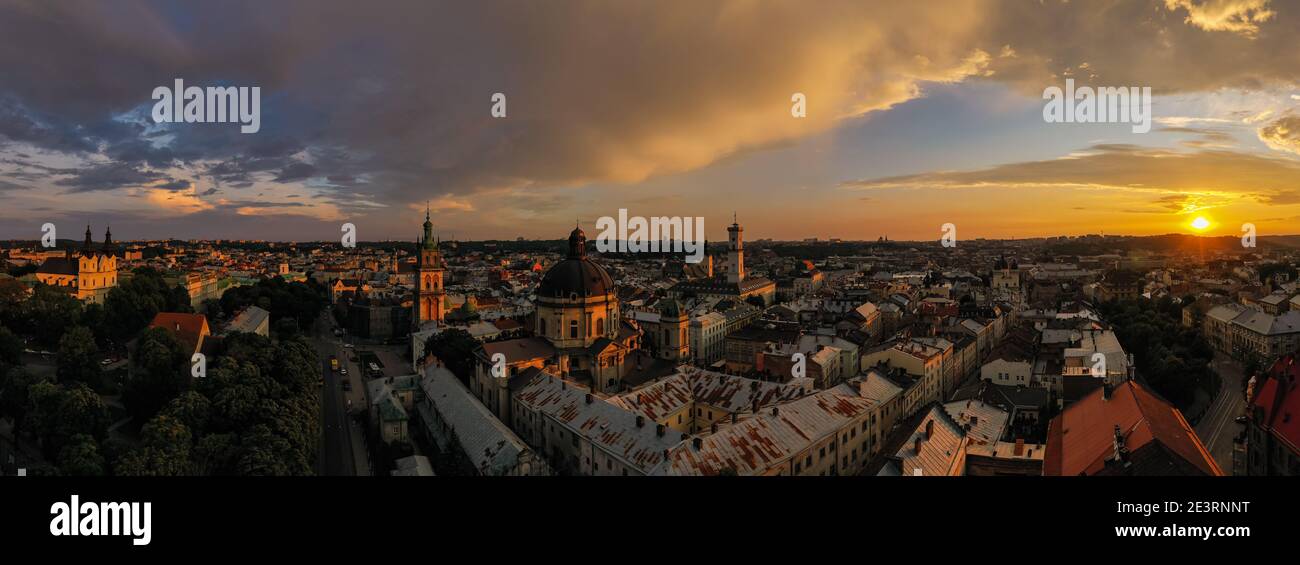 Lviv, Ukraine - August, 2020: Luftaufnahme der Dominikanerkirche und Dormitionskirche in Lviv, Ukraine von Drohne Stockfoto