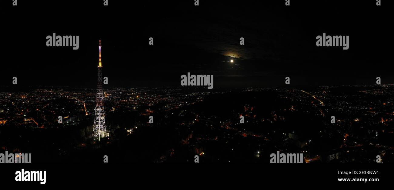 Lviv, Ukraine - August, 2020: Luftaufnahme des Fernsehturms im hohen Burgberg in Lviv, Ukraine von Drohne in der Nacht Stockfoto