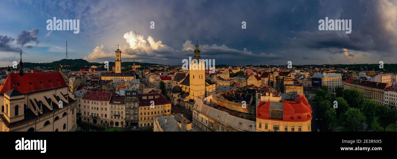 Lviv, Ukraine - August , 2020: Luftaufnahme des Rathauses und der lateinischen Kathedrale in Lviv, Ukraine von Drohne Stockfoto