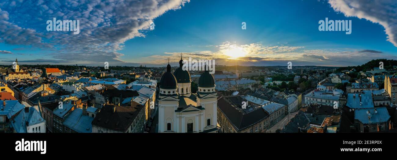 Lviv, Ukraine - August, 2020: Blick auf die Kirche der Verklärung in Lviv, Ukraine von Drohne Stockfoto