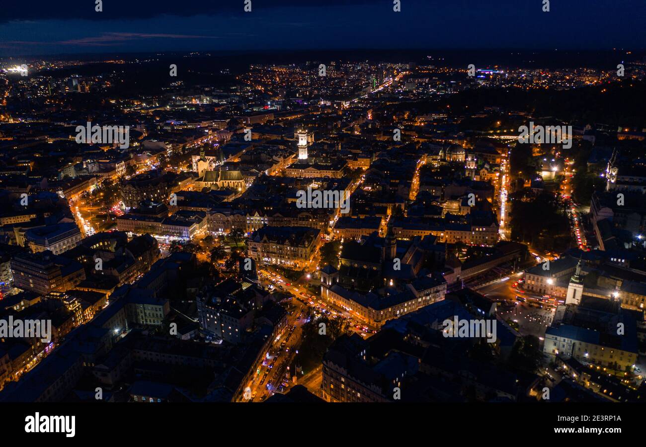 Lviv, Ukraine - August, 2020: Luftaufnahme auf Lviv, Ukraine in der Nacht von Drohne Stockfoto