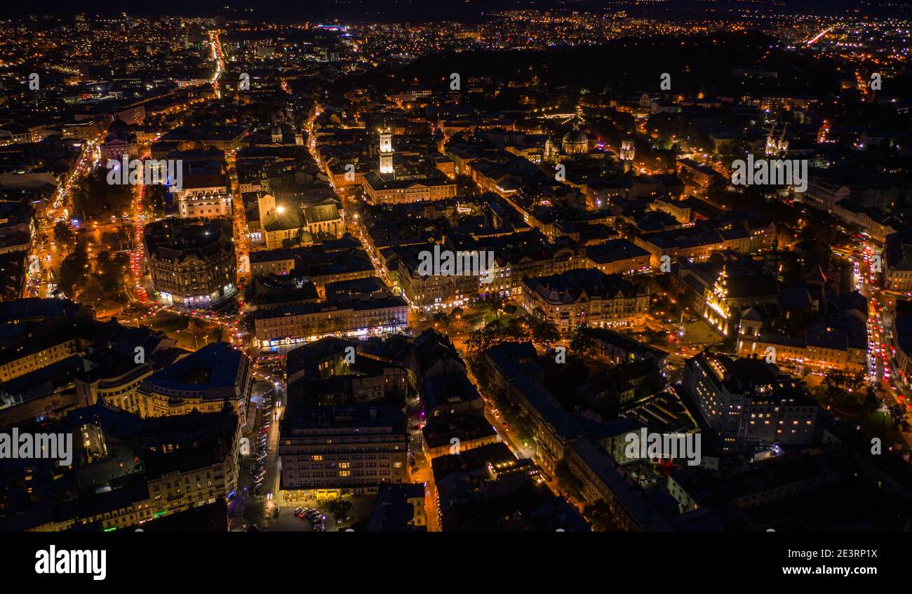 Lviv, Ukraine - August, 2020: Luftaufnahme auf Lviv, Ukraine in der Nacht von Drohne Stockfoto