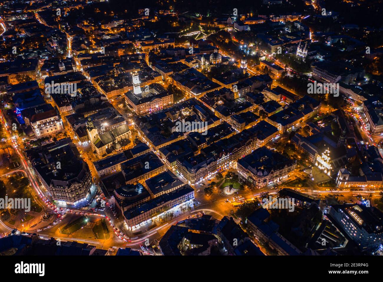 Lviv, Ukraine - August, 2020: Luftaufnahme auf Lviv, Ukraine in der Nacht von Drohne Stockfoto