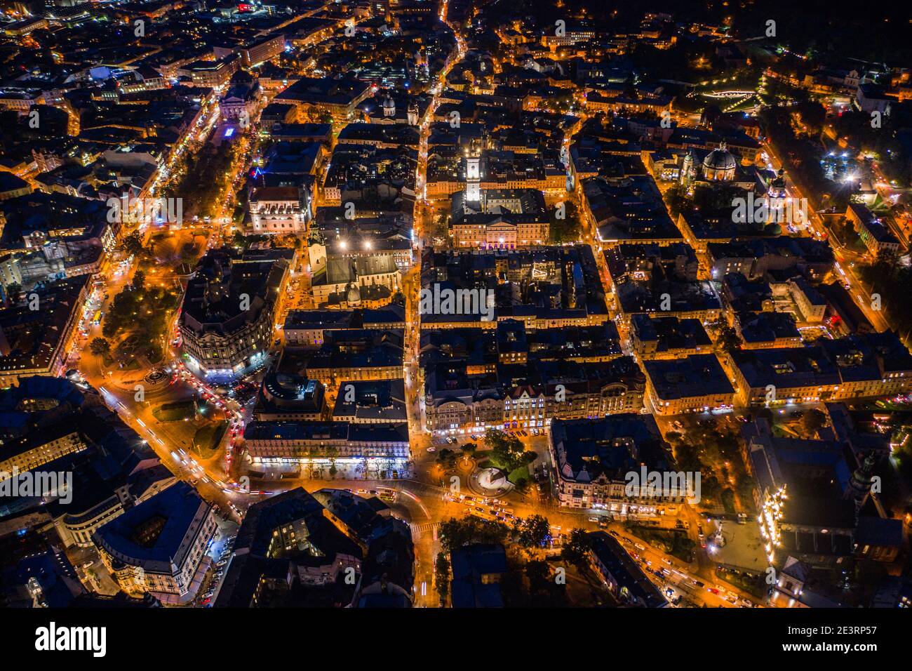Lviv, Ukraine - August, 2020: Luftaufnahme auf Lviv, Ukraine in der Nacht von Drohne Stockfoto