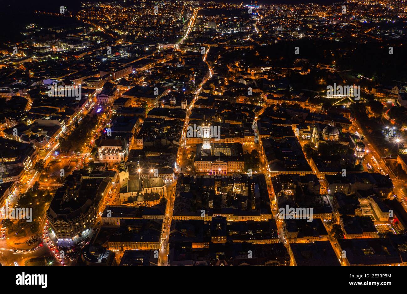 Lviv, Ukraine - August, 2020: Luftaufnahme auf Lviv, Ukraine in der Nacht von Drohne Stockfoto