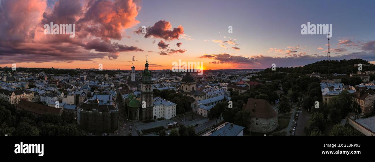 Lviv, Ukraine - August, 2020: Luftaufnahme der Dominikanerkirche und Dormitionskirche in Lviv, Ukraine von Drohne Stockfoto