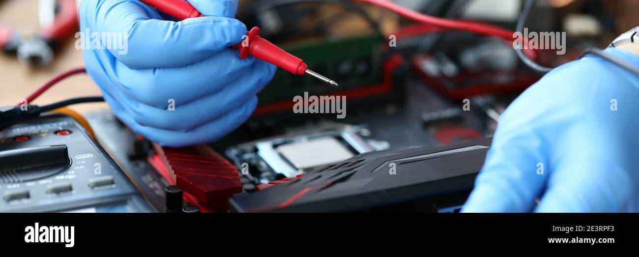 Elektriker repariert den Tisch vom Computer aus Stockfoto
