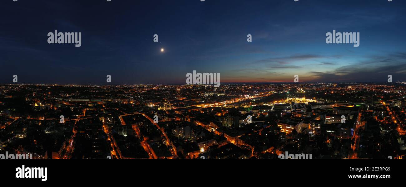 Lviv, Ukraine - August, 2020: Luftaufnahme auf Lviv, Ukraine in der Nacht von Drohne Stockfoto