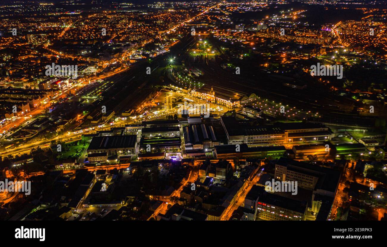 Lviv, Ukraine - August, 2020: Luftaufnahme auf Bahnhof in Lviv, Ukraine in der Nacht von Drohne Stockfoto