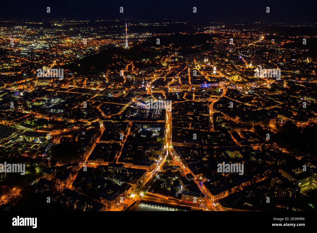 Lviv, Ukraine - August, 2020: Luftaufnahme auf Lviv, Ukraine in der Nacht von Drohne Stockfoto