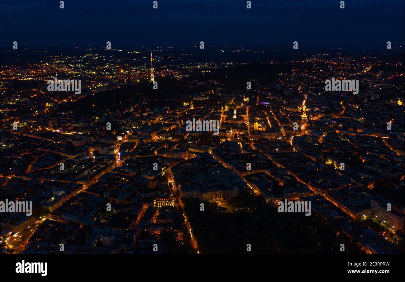 Lviv, Ukraine - August, 2020: Luftaufnahme auf Lviv, Ukraine in der Nacht von Drohne Stockfoto