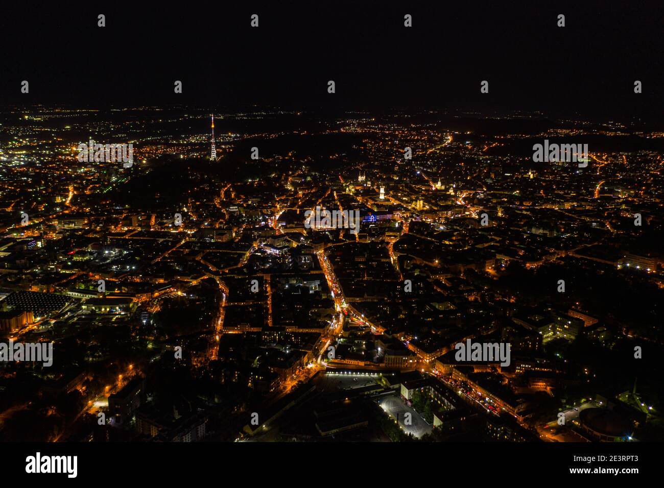 Lviv, Ukraine - August, 2020: Luftaufnahme auf Lviv, Ukraine in der Nacht von Drohne Stockfoto