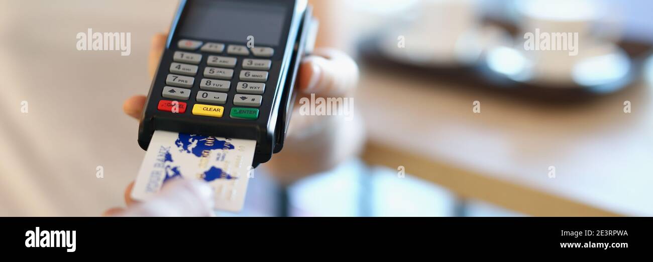 Guy Kellner Cafe hält Terminal für die Zahlung Stockfoto