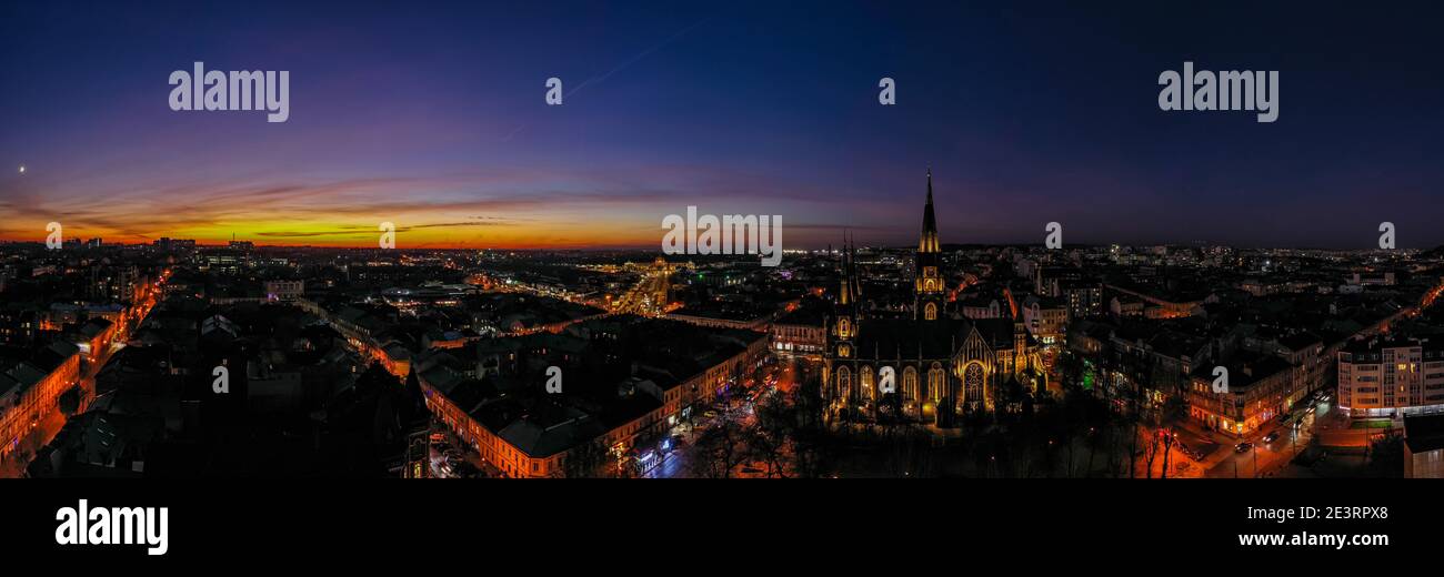 Lviv, Ukraine - August, 2020:Luftaufnahme auf Elisabethkirche in Lviv, Ukraine von Drohne in der Nacht Stockfoto